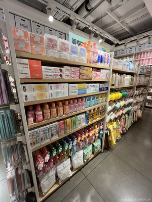 陈如刚日用百货商行 守护社区生活的烟火气